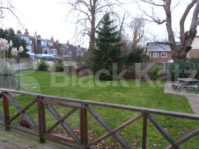 			All Bills Included !, Studio Apartment, 1 bath, 1 reception Flat			 Queens Avenue, Muswell Hill